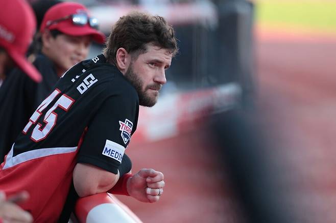 ▲ 위즈덤은 4회 두 번째 타석에서 시범경기 두 번째 대포를 터뜨렸다. 타구 속도는 109마일(175.4㎞)에 이르렀고, 비거리는 443피트(135m)를 기록했다. 백스크린을 넘어가는 초대형 홈런으로 위즈덤의 힘을 느낄 수 있는 홈런이었다.ⓒKIA타이거즈