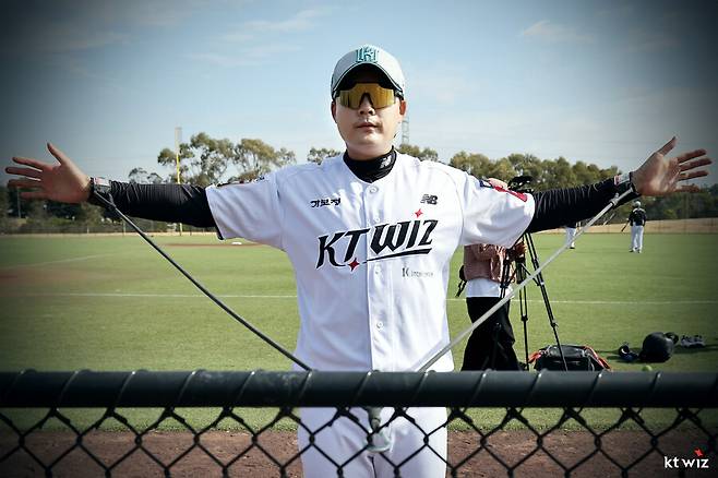 ▲ 5일 KIA와 연습경기에서 최고 150km의 강속구를 던지며 정상적인 시즌 준비를 과시하고 있는 한승혁 ⓒKT 위즈