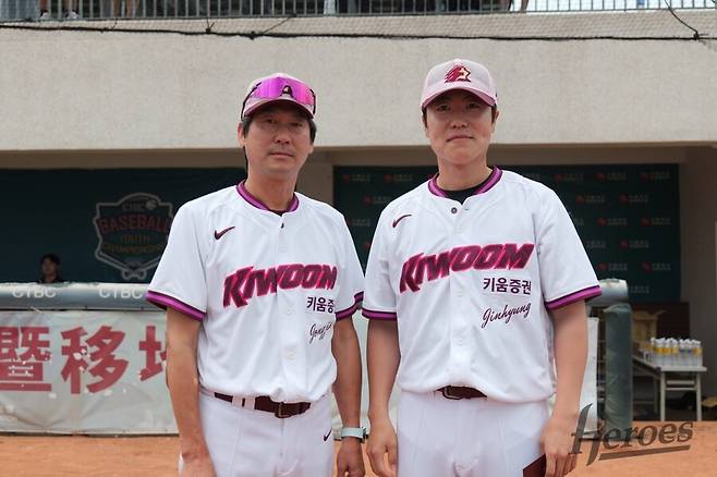 ▲ 설종진 감독과 스프링캠프 투수 MVP로 선정된 박진형 ⓒ키움 히어로즈