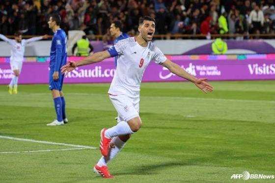 메흐디 타레미가 득점 후 세리머니하고 있다. /AFPBBNews=뉴스1