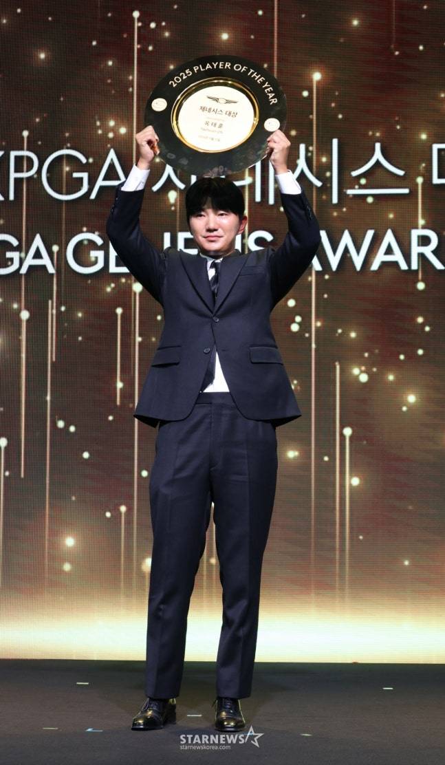 2025 KPGA 제네시스 대상 시상식이 지난해 12월 12일 서울 서대문구 스위스그랜드 호텔 컨벤션홀에서 열렸다. 옥태훈이 제네시스 대상을 수상한 후 포즈를 취하고 있다. /사진=김진경 대기자