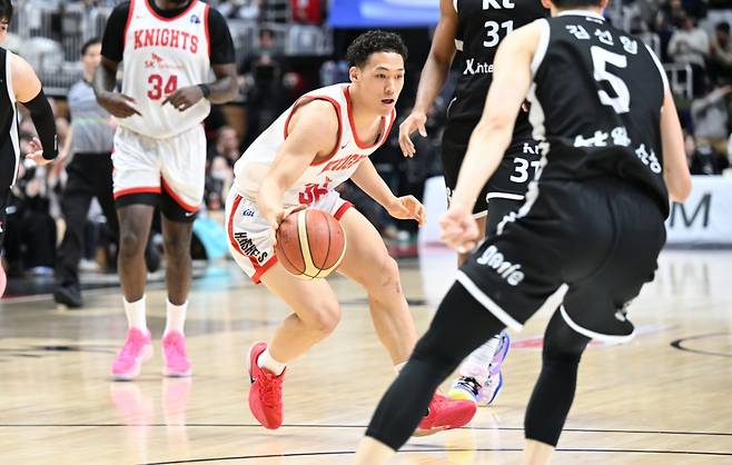 에디 다니엘(가운데)이 6일 오후 수원 KT 소닉붐 아레나에서 열린 2025~2026 LG전자 프로농구 정규리그 경기 중 드리블하고 있다. /사진=KBL 제공