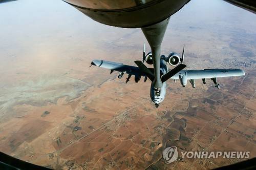 2017년 1월 이라크 상공에서 공중 급유받는 미 전투기 [EPA 연합뉴스 자료사진. 재판매 및 DB 금지]