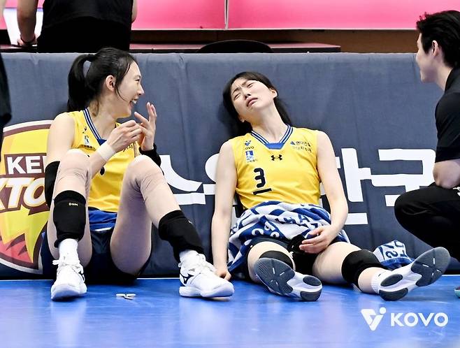 팀 동료 김다인 독려하는 양효진(왼쪽) [한국배구연맹 제공. 재배포 및 DB 금지]