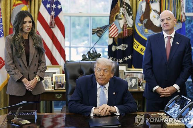 경질된 크리스티 놈 국토안보부 장관(왼쪽) [EPA=연합뉴스. 재판매 및 DB 금지]