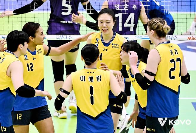 흥국생명과 경기에 나선 현대건설 선수들 [한국배구연맹 제공. 재판매 및 DB 금지]
