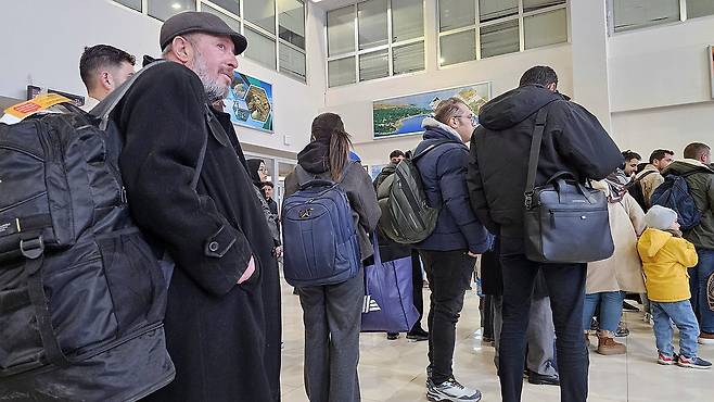 이스탄불행 비행기 탑승 기다리는 이란인 (반[튀르키예]=연합뉴스) 김동호 특파원 = 5일(현지시간) 튀르키예 동부 반(Van) 공항에서 이란인 탑승객들이 이스탄불로 가는 비행기에 탑승하기 위해 대기하고 있다. 2026.3.6 dk@yna.co.kr