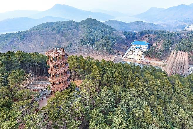 청남대 전경. 대통령기념관과 봉황탑이 보인다.[사진/정동헌 기자]