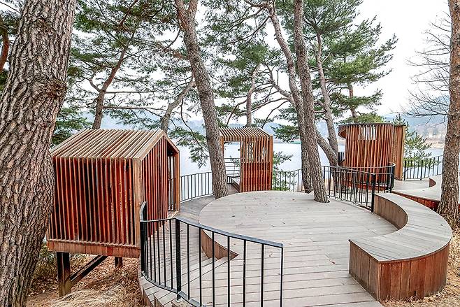 초가정 앞 물멍 쉼터[사진/정동헌 기자]