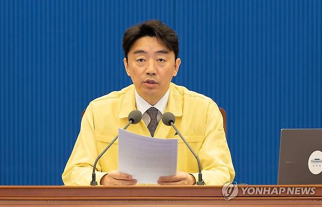 강훈식 비서실장, 수석보좌관회의 발언 (서울=연합뉴스) 강훈식 대통령 비서실장이 3일 청와대 여민관에서 수석보좌관회의에서 발언하고 있다. 2026.3.3 [청와대 제공. 재판매 및 DB 금지] photo@yna.co.kr