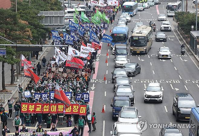 세계 여성의 날 앞두고 행진하는 민주노총 (서울=연합뉴스) 김성민 기자 = 전국민주노동조합총연맹(민주노총) 조합원들이 6일 서울 용산구 KDB생명타워 인근에서 3·8 세계 여성의 날 전국노동자대회가 열리는 광화문 동십자각 방면으로 행진하고 있다. 2026.3.6 ksm7976@yna.co.kr