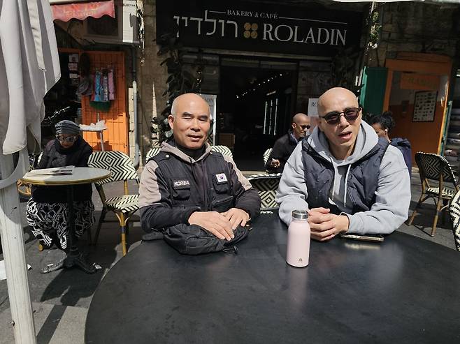 한인 피난 진두지휘 이강근 회장과 채완병 회장 이스라엘 거주 한인들의 피난을 진두지휘하는 이강근(왼쪽) 회장과 채완병 이스라엘한인교회협의회장 [이강근 이스라엘 한인회장 제공]