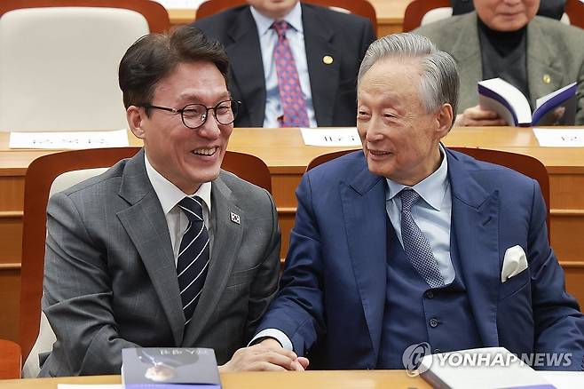 '권노갑 백인평전' 출판기념회서 만난 권노갑 이사장과 김민석 총리 (서울=연합뉴스) 신현우 기자 = 권노갑 김대중재단 이사장이 6일 국회박물관에서 열린 '권노갑 백인평전' 출판기념회에 참석해 김민석 국무총리와 대화하고 있다. 2026.3.6 nowwego@yna.co.kr