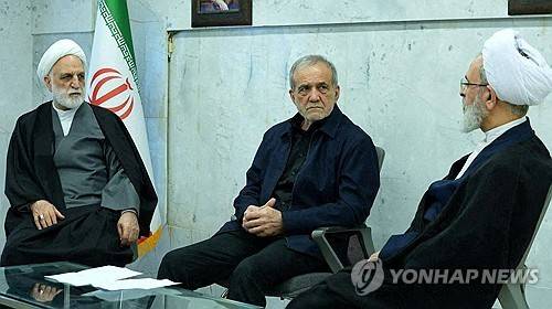 마수드 페제시키안 이란 대통령(가운데)를 비롯해 최고지도자의 임무와 권한을 대행중인 이란 임시 지도자위원회 구성원들.[로이터 연합뉴스]