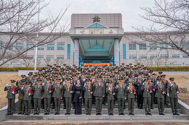 해병대 교육훈련단 단본부 앞에서 교육훈련단장을 비롯한 내빈들과 함께 임관한 신임부사관들이 파이팅을 외치며 기념 촬영을 하고 있다. 해병대 제공