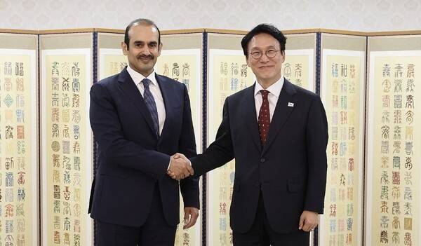 김민석 국무총리가 지난해 11월 서울 종로구 정부서울청사에서 사드 알 카비(Saad al-Kaabi) 에너지 담당 국무장관을 접견하며 악수하고 있다. [출처=총리실]