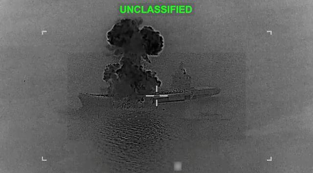 미국 중부사령부(CENTCOM)가 이란의 드론 항공모함이라고 밝힌 선박이 미군의 공격을 받아 연기가 치솟고 있다. 이 장면은 미국·이스라엘과 이란 간 충돌 속에서 촬영된 영상의 한 장면으로, 2026년 3월 5일 공개된 배포 영상에서 캡처한 것이다. 촬영 장소는 확인되지 않았다.[사진=로이터·연합뉴스]