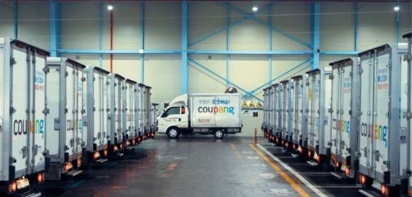 안권섭 특검은 쿠팡 퇴직금 미지급 사건 수사 중 검사들이 주임검사를 배제한 사실을 확인해 직권남용 혐의로 기소했다. 노동계는 쿠팡과 검찰 유착 의혹이 해소되지 않았다며 재수사를 촉구했다. 사진은 쿠팡 배송차량들. 쿠팡 제공