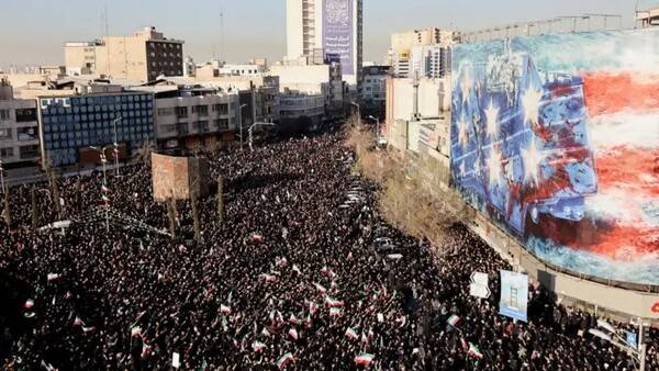 아야톨라 하메네이의 사망 소식을 들은 이란 테헤란 시민들이 1일 추모하기 위해 거리로 쏟아져 나왔다. 2026. 3. 1 테헤란 로이터 연합뉴스