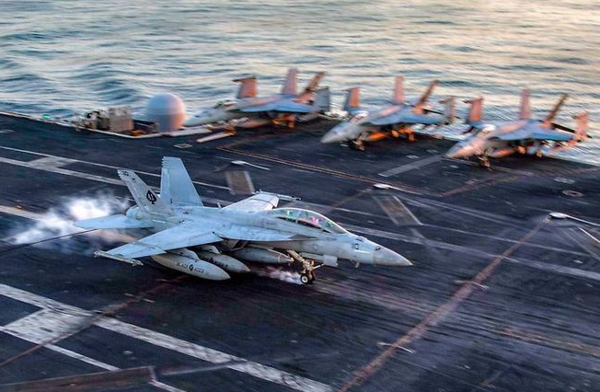 항모 에이브러햄 링컨호에 착함하는 F/A-18F 슈퍼호넷 전투기 [AFP = 연합뉴스]