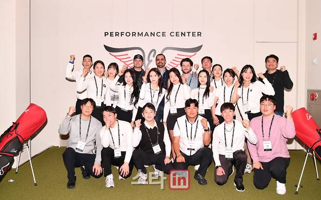 ‘팀 골프존마켓X에델골프’ 앰배서더 발대식에 참가한 프로골퍼와 인플루언서, 관계자가 모여 기념촬영하고 있다. (사진=골프존마켓)