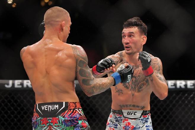 맥스 할로웨이(오른쪽). 사진=UFC