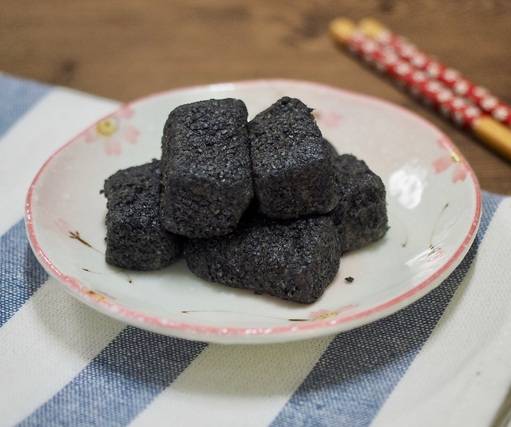 검은깨(흑임자) 떡은 뒷맛이 깔끔하다. 검은깨는 흰깨보다 지방, 단백질, 탄수화물 함량이 높고 열량도 더 많다. 특히 항산화 작용을 돕는 식물성 영양소(리그난)가 풍부하며, 그 중에서도 혈압과 콜레스테롤 수치를 낮추는 데 효과적인 참깨의 고유 성분 '세사민' 함량이 흰깨보다 더 많다. 사진=게티이미지뱅크