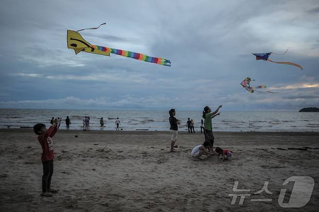 말레이시아 보르네오섬 사바주 코타키나발루의 해변에서 주민들이 연을 날리고 있다. ⓒ AFP=뉴스1