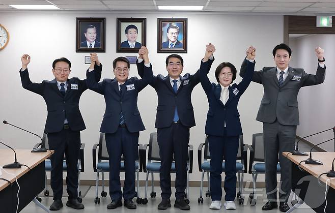 6·3 지방선거 경기도지사에 도전하는 더불어민주당 예비후보들. 사진 왼쪽부터 권칠승 더불어민주당 의원, 김동연 경기도지사, 양기대 전 더불어민주당 의원, 추미애·한준호 더불어민주당 의원. (공동취재) ⓒ 뉴스1 이광호 기자