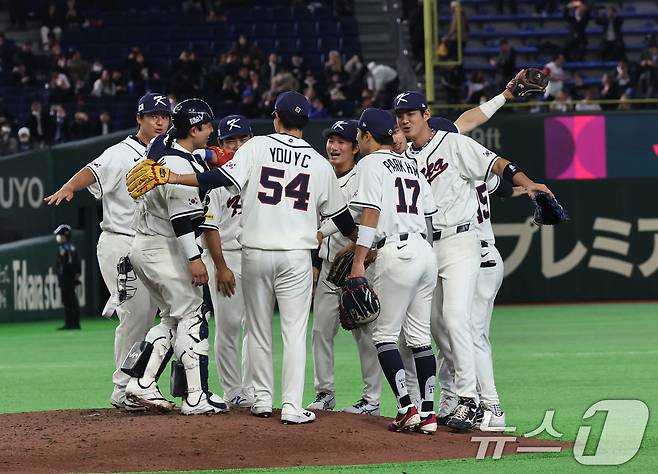 5일 오후 일본 도쿄돔에서 열린 2026 월드베이스볼클래식 C조 1차전 대한민국과 체코의 경기. 체코를 상대로 11대 4 승리를 거둔 대한민국 선수들이 기쁨을 나누고 있다. 2026.3.5 ⓒ 뉴스1 구윤성 기자