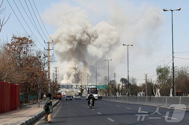 5일(현지시간) 이란 테헤란에서 미국과 이스라엘의 폭격으로 연기 구름이 솟아오르고 있다. 2026.03.05. ⓒ 로이터=뉴스1