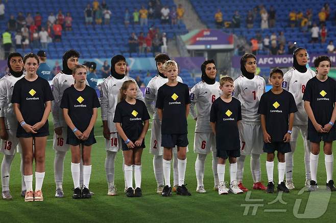 지난 2일 열린 2026 AFC 여자 아시안컵 조별리그 A조 한국전에서 국가 제창을 거부한 이란 여자축구대표팀 선수들. ⓒ AFP=뉴스1
