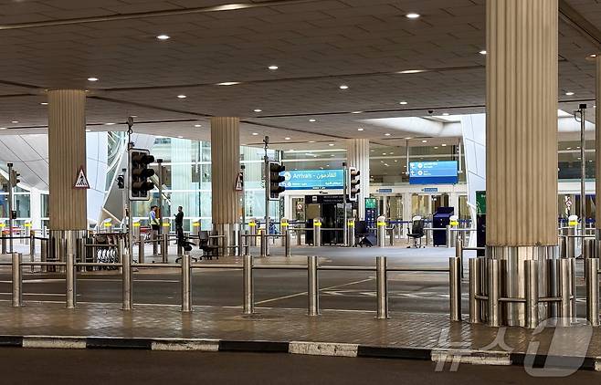 2일(현지시간) 미국과 이스라엘의 이란 공습 이후 아랍에미리트(UAE) 두바이 국제공항 도착 구역이 텅 비어 있다. 2026.03.02. ⓒ 로이터=뉴스1