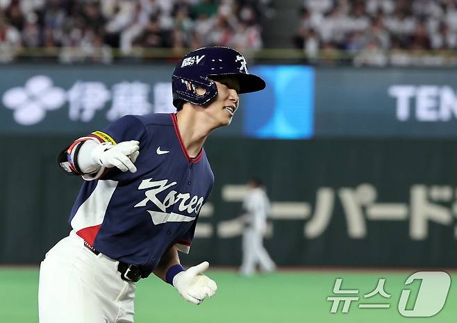 7일 오후 일본 도쿄돔에서 열린 2026 월드베이스볼클래식 C조 조별리그 대한민국과 일본의 경기. 대한민국 김혜성이 4회초 1사 1루 상황에서 동점 투런홈런을 친 뒤 그라운드를 돌고 있다. 2026.3.7 ⓒ 뉴스1 구윤성 기자
