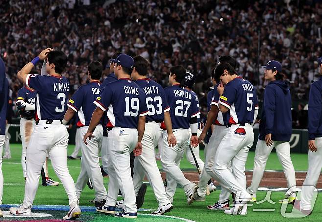 7일 오후 일본 도쿄돔에서 열린 2026 월드베이스볼클래식 C조 조별리그 대한민국과 일본의 경기. 일본에 8대6으로 패배한 대한민국 선수들이 그라운드를 나서고 있다. 2026.3.7 ⓒ 뉴스1 구윤성 기자