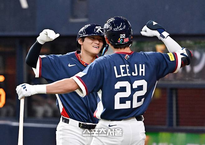WBC 대한민국 야구대표팀의 김도영(왼쪽)이 3일 일본 오사카 교세라돔에서 열리는 오릭스 버팔로스와의 연습경기 2회초 2사 1-3루 상황에서 오릭스 선발 가타야마를 상대로 3점 홈런을 치고 이정후와 함께 세리머니를 하고 있다. 오사카 | 박진업 기자 upandup@sportsseoul.com