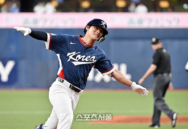 WBC 대한민국 야구대표팀의 김도영이 3일 일본 오사카 교세라돔에서 열리는 오릭스 버팔로스와의 연습경기 2회초 2사 1-3루 상황에서 오릭스 선발 가타야마를 상대로 3점 홈런을 치고 세리머니를 하고 있다. 오사카 | 박진업 기자 upandup@sportsseoul.com