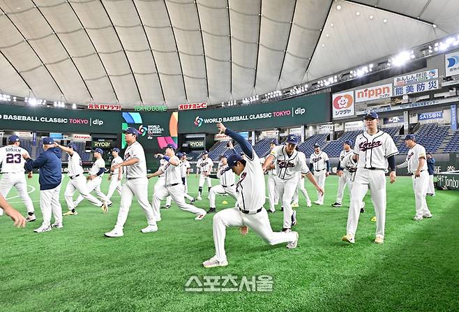 WBC 대한민국 야구대표팀이 4일 일본 도쿄 도쿄돔에서 진행된 첫 공식 훈련훈련 중 웜업으로 몸을 풀고 있다. 도쿄(일본) | 박진업 기자 upandup@sportsseoul.com