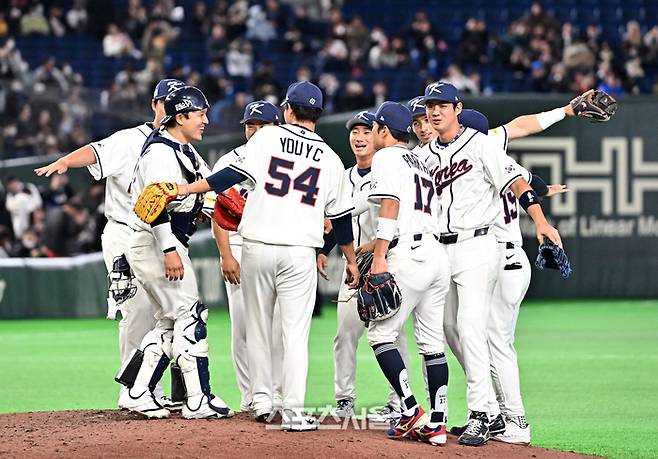 대한민국 야구대표팀이 5일 일본 도쿄 도쿄돔에서 열린 2026 월드 베이스볼 클래식(WBC) 조별리그 체코와의 경기에서 11-4로 승리한 뒤 함께 세리머니를 하고 있다. 도쿄(일본) | 박진업 기자 upandup@sportsseoul.com