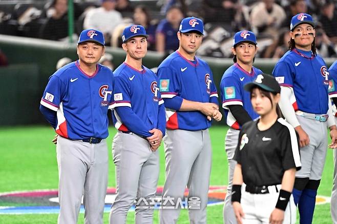WBC 대만야구대표팀의 정하오쥐(맨 왼쪽)이 5일 일본 도쿄 도쿄돔에서 열린 호주와의 경기에 앞서 선수들과 함께 식전행사를 진행하고 있다. 2026. 3. 5. 도쿄(일본) | 박진업 기자 upandup@sportsseoul.com