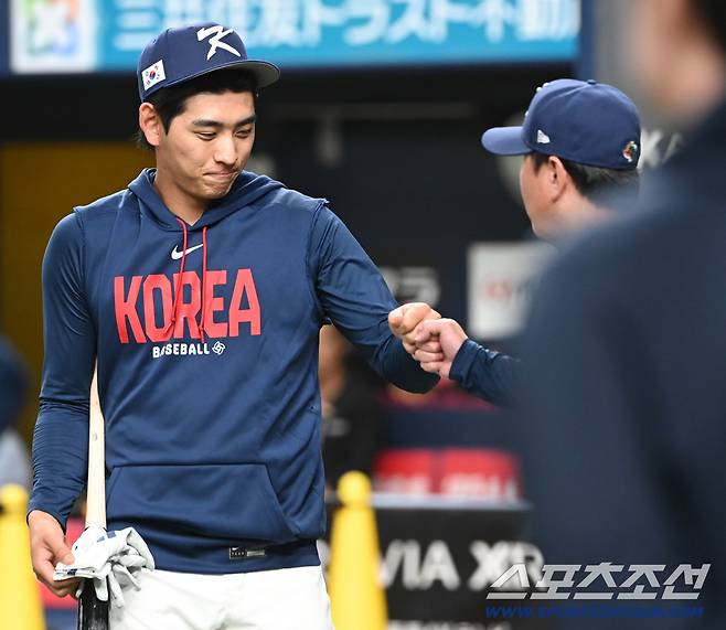 2일 일본 오사카 교세라돔에서 열린 WBC(월드베이스볼클래식) 한국 대표팀과 한신 타이거즈의 경기, 경기 전 타격연습을 마친 이정후가 류지현 감독과 하이파이브를 하고 있다. 오사카(일본)=허상욱 기자wook@sportschosun.com/2026.03.02/