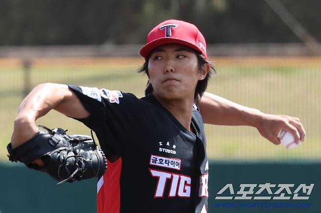 KIA 타이거즈 이의리가 6일 오키나와에서 열린 LG 트윈스와의 연습경기서 선발등판해 역투하고 있다. 사진제공=KIA 타이거즈