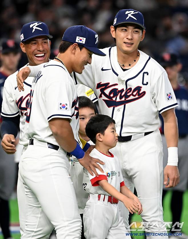 5일 일본 도쿄돔에서 열린 WBC(월드베이스볼클래식) 한국과 체코의 경기. 선수 소개때 안현민, 자마이 존스, 이정후가 하이파이브를 하고 있다. 도쿄(일본)=허상욱 기자wook@sportschosun.com/2026.03.05/
