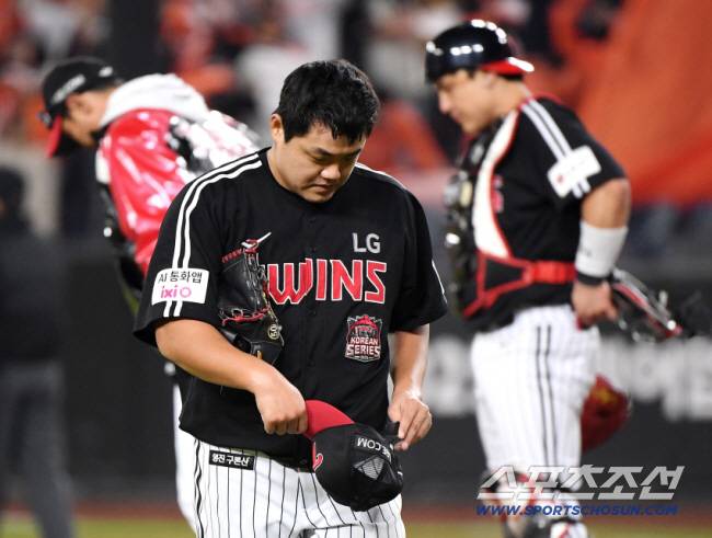 30일 대전 한화생명볼파크에서 열린 LG와 한화의 한국시리즈 4차전. 7회말 등판했지만 2실점한 장현식이 강판되고 있다. 대전=정재근 기자 cjg@sportschosun.com/2025.10.30/