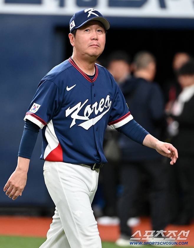 3일 일본 오사카 교세라돔에서 열린 WBC(월드베이스볼클래식) 한국과 오릭스 버팔로스의 경기. 류지현 감독이 라인업 교환 후 더그아웃으로 이동하고 있다. 오사카(일본)=허상욱 기자wook@sportschosun.com/2026.03.03/