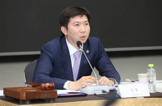 대한체육회장 직선제가 뜨거운 감자로 떠올랐다. 지난 2월 27일 정기대의원총회에서 이에 대한 정관 개정안이 안건으로 제출됐지만 승인받지 못했다. 사진은 이날 정기대의원총회에서 발언하고 있는 유승민 대한체육회장. /대한체육회