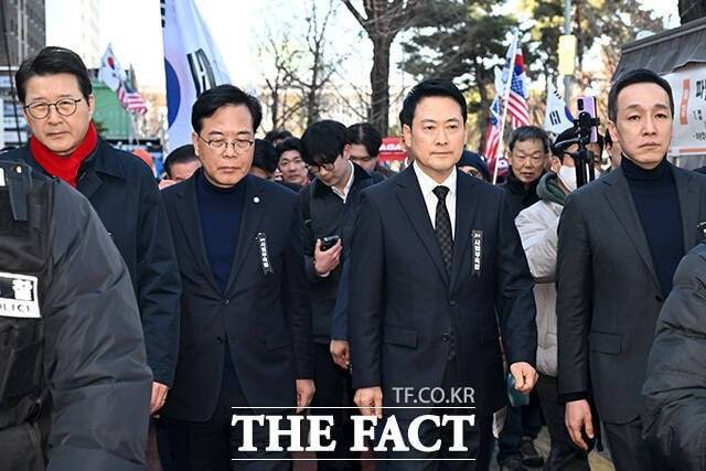 장동혁 국민의힘 대표와 송언석 원내대표 및 의원들이 3일 오후 이른바 '사법 3법' 저지 투쟁을 위해 서울 여의도 국회에서 청와대로 도보 행진을 하고 있다. /남용희 기자