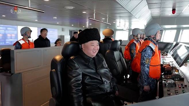 김정은 북한 국무위원장이 지난 3~4일 취역을 앞둔 5000t급 신형 구축함 '최현호'를 찾아 항해시험에 직접 탑승해 훈련 실태를 점검하고 함대지 전략순항미사일 시험발사를 참관했다고 조선중앙TV가 5일 보도했다. 연합뉴스