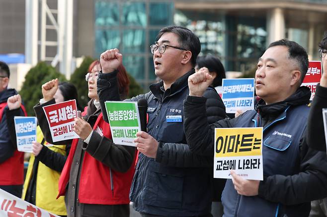 지난 4일 서울 종로구 서울고용노동청 앞에 모인 전국서비스산업노동조합연맹 회원들이 피켓을 들고 있는 모습. 이들은 오는 10일 노란봉투법(노동조합 및 노동관계조정법 2·3조 개정안) 시행을 앞두고 원청 사용자가 간접 고용 노동자들과 직접 교섭에 나설 것을 요구했다/연합뉴스