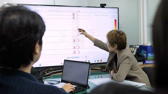 동료들과 함께 업무를 보고 있는 임정열 전무의 모습. /임정열 전무 제공